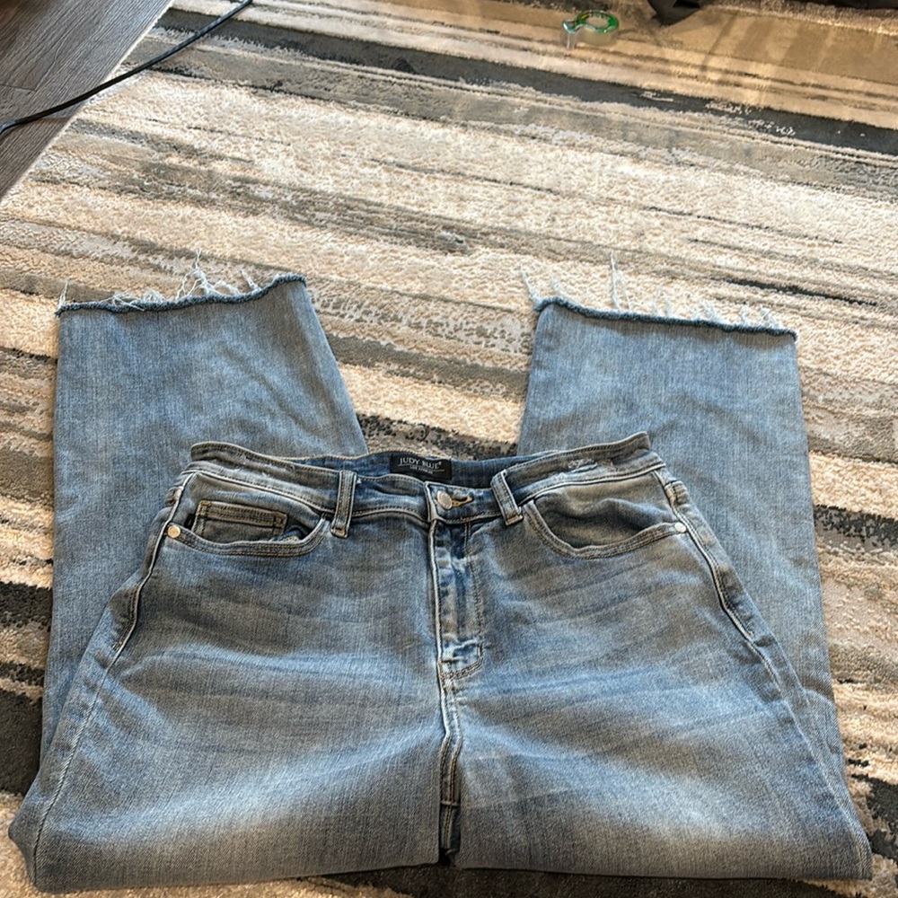 Judy Blue jeans
Lighter wash denim
Raw hem